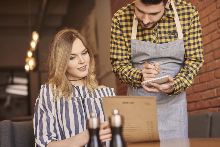 young-woman-placing-an-order_100_EX63Hd8B